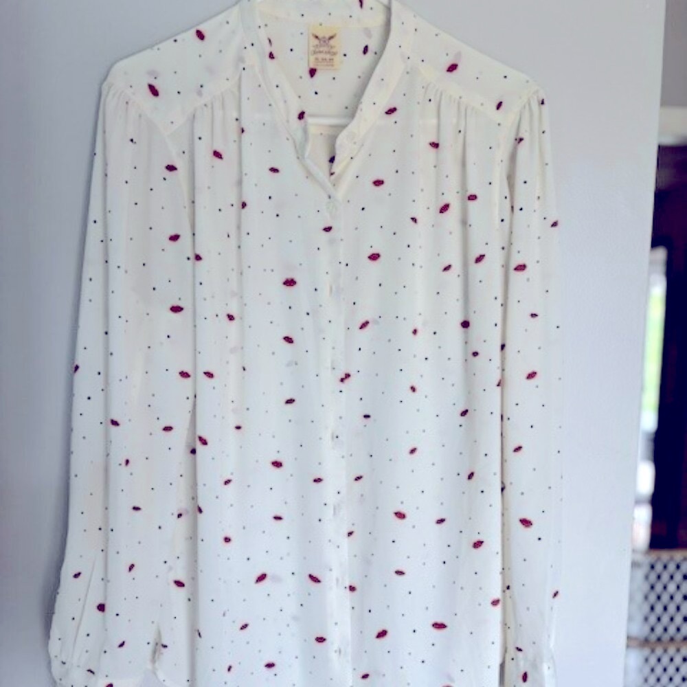 💋 NWOT Hot lips and polkadot print button up blouse 💋 - Picture 2 of 5